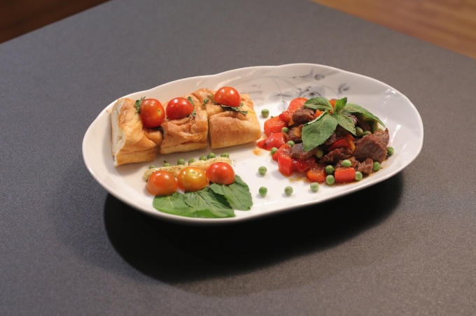 Tuyết Nhi trổ tài món Bò lúc lắc sốt Mayo.