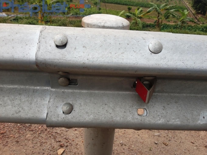 Không chỉ tại khu vực này mà tại Km130 đến Km129 cũng xảy ra tình trạng tương tự.