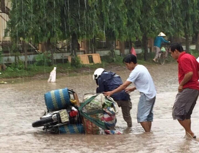 Những khi trời mưa, toàn bộ con đường ngập trong biển nước.