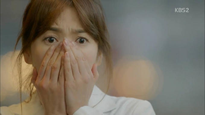 Hậu duệ mặt trời tập 13: Song Hye Kyo giật bắn mình, thảng thốt khi bạn trai bị thương nặng