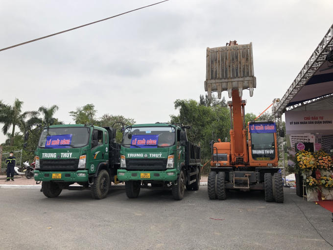 Máy móc đã sẵn sàng thi công.