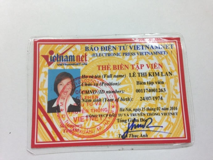 Thẻ biên tập viên mang tên Lê Thị Kim Lan do Giám đốc Công ty VietNet Trần Thục Anh ký và đóng dấu.