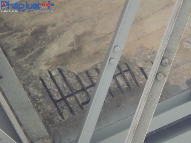 Phần mặt dưới cầu cũng bị bong từng mảng lớn, lộ ra tấm lưới sắt sét gỉ.