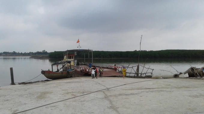 Bến phà không phép đang hoạt động. Ảnh: Nguyệt Chi