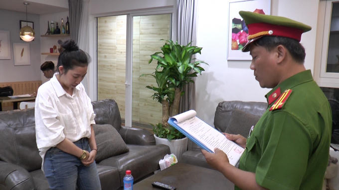 Công an đọc lệnh khởi tố đối tượng Hồ Cẩm Uyên (Ảnh CATP ĐN)