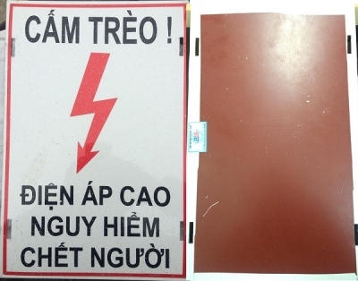 Nhiều xưởng cơ khí trên địa bàn Hà Nội khẳng định, mẫu “Biển cấm trèo! Điện áp cao nguy hiểm chết người” do Tập đoàn Hoàng Mai sản xuất được làm bằng tôn dán decal và rắc kim tuyến phủ bóng.