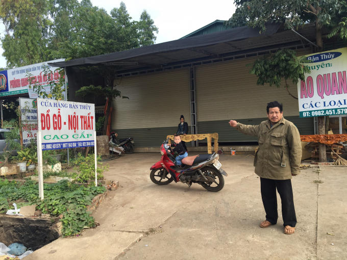 Ông Lò Văn Hùng đứng trước thửa đất đã bị thu hồi mà không được đền bù, hỗ trợ.