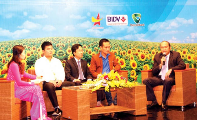 &Ocirc;ng Nguyễn Văn Linh - Ph&oacute; B&iacute; thư Tỉnh ủy, Chủ tịch UBND tỉnh Bắc Giang (ngo&agrave;i c&ugrave;ng b&ecirc;n phải) - tại buổi tọa đ&agrave;m với chủ đề thanh ni&ecirc;n khởi nghiệp v&agrave; ph&aacute;t động Cuộc thi &yacute; tưởng s&aacute;ng tạo khởi nghiệp trong n&ocirc;ng nghiệp Bắc Giang năm 2017