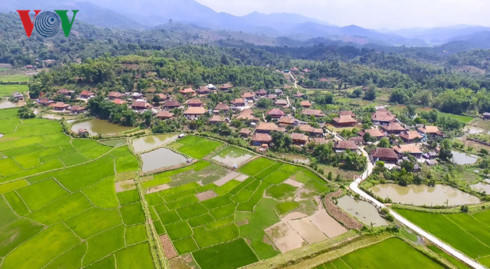63 năm sau chiến thắng, cuộc sống của người dân Mường Phăng đã có nhiều đổi thay. Những nếp nhà sàn ngói đỏ tươi mọc lên bên cạnh những diện tích ruộng nương trù phú.