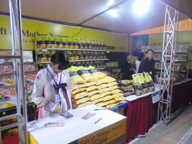 Trong khi các gian hàng thực phẩm đìu hiu...