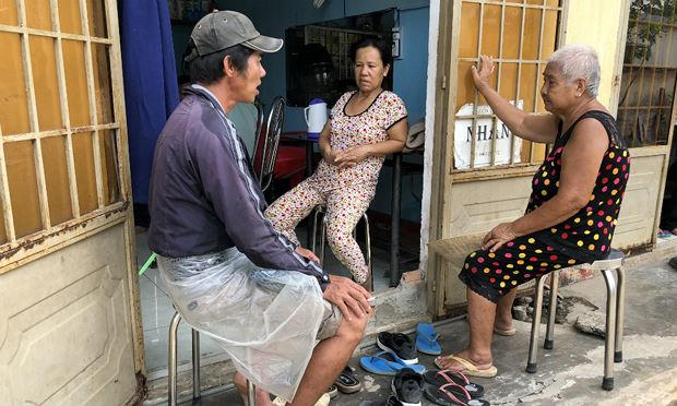 Xã Long Hưng sau khi bị quy hoạch xóa trắng, vẫn còn hàng trăm hộ hoặc lang thang phiêu bạt, hoặc dựng lều ở, hoặc chui rúc trong những căn phòng xập xệ Donacoop “cho mượn tạm”.