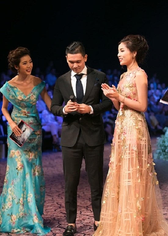 Vị đại gia trẻ tuổi và Kỳ Duyên tỏ ra ngượng ngùng trên sân khấu.