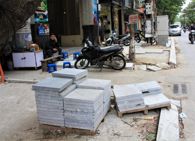 Theo chủ trương của thành phố Hà Nội, 930 tuyến phố tại 12 quận nội thành sẽ được đào lên để lát vỉa hè bằng đá tự nhiên.