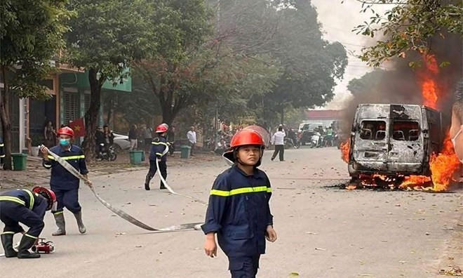 Hiện trường vụ cháy xe ô tô 16 chỗ trên đường Lương Văn Nắm, phường Bắc Giang, Bắc Ninh.