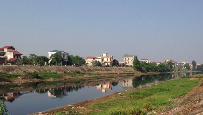 Dòng nước đen ngòm, đang bốc mùi hôi thối nồng nặc.