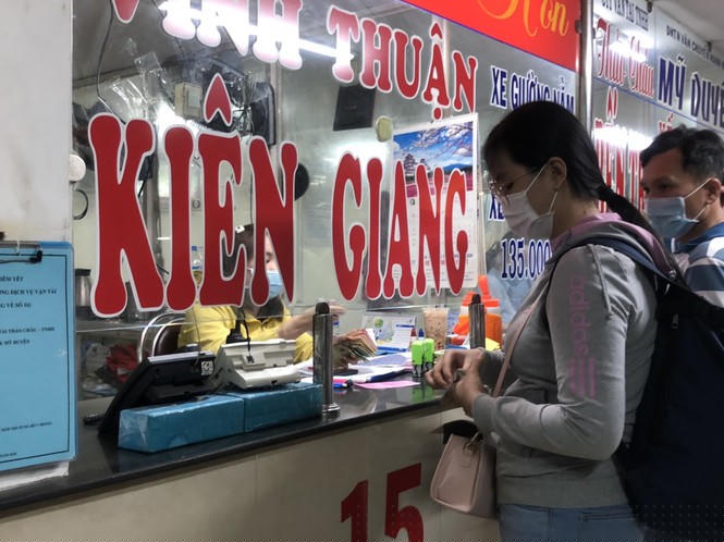  Một khách hàng vui mừng vì mua được vé để kịp về quê ..