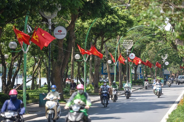 Cờ Tổ quốc, biểu ngữ, băng rôn, tranh cổ động… được treo ở nhiều tuyến phố tại Hà Nội để kỷ niệm 45 năm Ngày giải phóng miền Nam, thống nhất đất nước, 134 năm Ngày Quốc tế lao động 1/5, 66 năm Ngày chiến thắng Điện Biên Phủ, 130 năm Ngày sinh Chủ tịch Hồ Chí Minh.