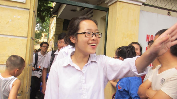 Niềm vui, nụ cười hiện rõ trên khuôn mặt của em học sinh. Có thể thấy đề thi môn đầu tiên không quá khó với các em. (ảnh: Thu Hường)