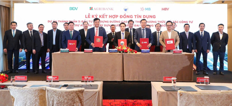 Đại diện các bên ký kết hợp đồng tín dụng hơn 25.000 tỷ đồng. Ảnh: CC1