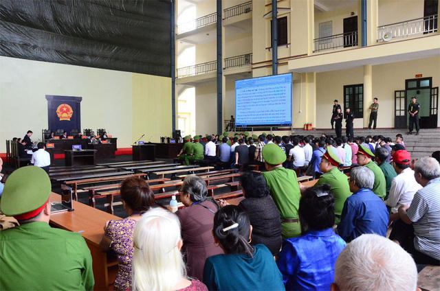 Quang cảnh phiên xét xử chiều 13/11.