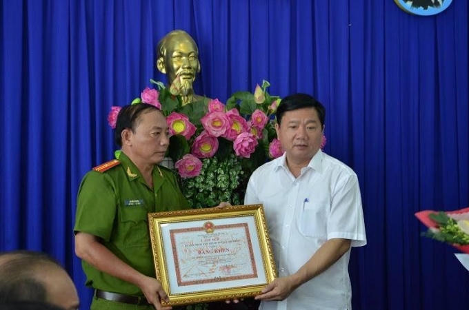 Bí thư Thăng trao bằng khen cho Công an quận 8.