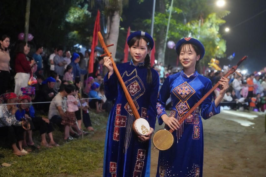 Hai sơn nữ trên tay cầm đàn chuẩn bị biểu diễn vào đêm khai mạc ngày 27/2.