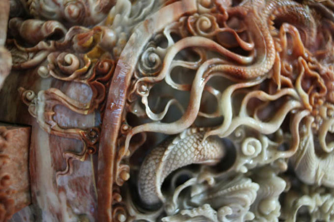 Điểm đặc biệt trong chạm khắc tác phẩm là kỹ thuật chạm lọng 3 tầng trên đá. Theo ông Minh, thợ Trung Quốc không thể làm được, chính vì vậy họ trả giá “tam bảo vĩnh hằng” cao ngất ngưởng như vậy.