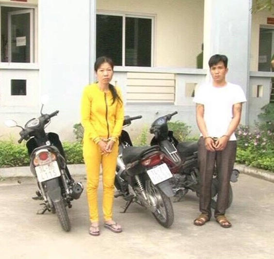 Hai đối tượng Nguyễn Hồng Thi và Phạm Việt Hùng cùng tang vật tại cơ quan công an.