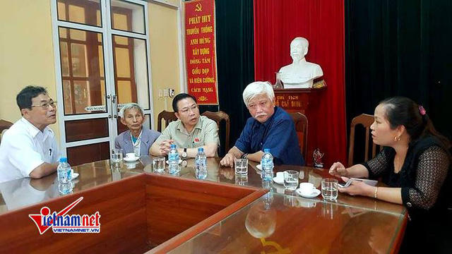 Đại biểu Quốc hội Dương Trung Quốc và đại biểu Quốc hội Lưu Bình Nhưỡng (thứ ba từ trái sang) tìm hiểu sự việc tại UBND xã Đồng Tâm (Ảnh: Vietnamnet)