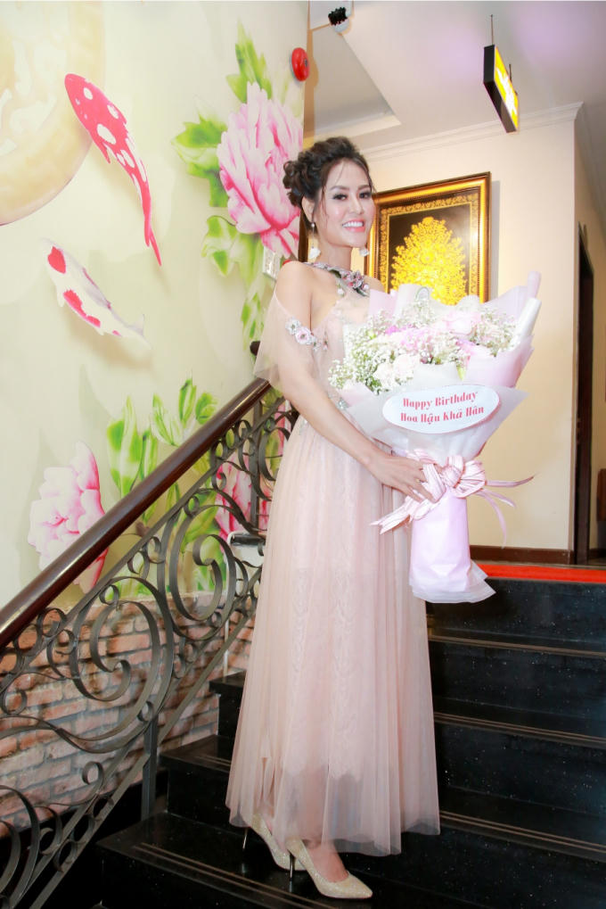 Hoa hậu Dy Khả Hân chọn cho mình phong cách nhẹ nhàng, nữ tính với chiếc đầm màu hồng nude điểm thêm một số chi tiết hoa cỏ sinh động.