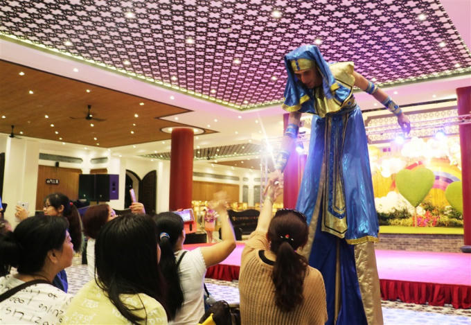 Sự xuất hiện của những chú hề “khổng lồ” cùng màn tung hứng điêu luyện hay các pharaon trên chiếc cà kheo lênh khênh với bộ cánh sặc sỡ khiến bao bạn nhỏ ngỡ ngàng. Minh Quân (6 tuổi, Đà Nẵng): “Con chưa bao giờ được xem xiếc hay như thế. Con ước gì ngày nào cũng được đến đây.”