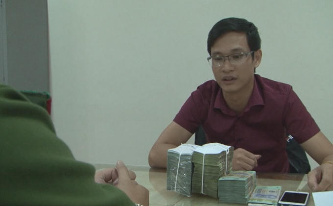 Phạm Văn Tới cùng tang vật tại cơ quan điều tra.