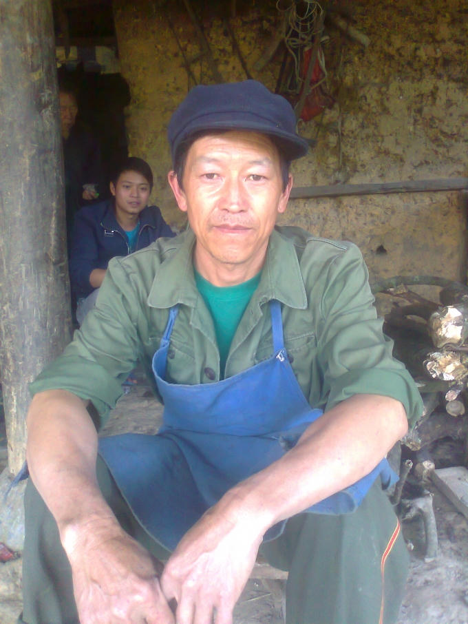 Thày cúng Già A Páo nói về cái đuôi của Chúng. (ảnh: Phàn Giào Họ).