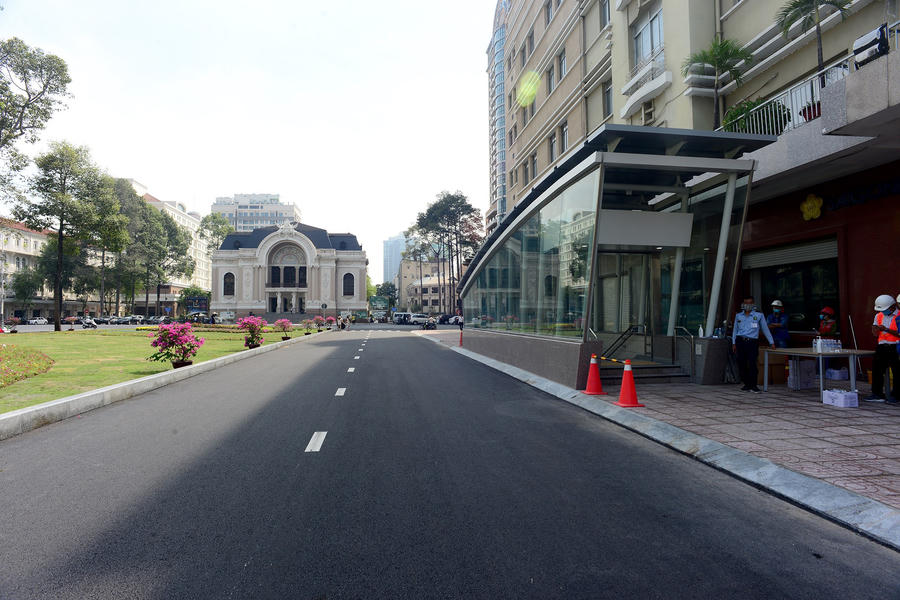 Hoàn chỉnh đường lưu thông từ Nguyễn Huệ đến Đồng Khởi, tạo điều kiện thuận lợi cho người dân tham gia giao thông. Chỉnh trang đô thị trước Nhà hát TP nhằm chào mừng lễ kỷ niệm 30/4.