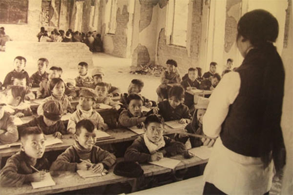 Cảm động rơi nước mắt với những bức h&igrave;nh về t&igrave;nh thầy tr&ograve; xưa