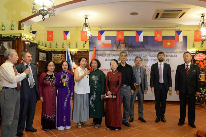 Các cựu học sinh Việt Nam từng học tập tại Cộng hòa Séc giao lưu văn nghệ.