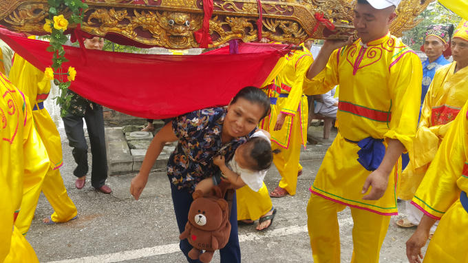Theo những người dân ở đây cho biết, chui qua gầm kiệu để cầu những điều may mắn cho bản thân và gia đình. Nhiều người lớn chui kiệu còn bế theo cả trẻ em để lấy may cho trẻ.