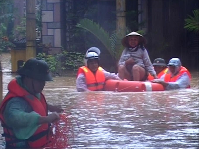 Bộ đội Biên phòng di dân đến nơi an toàn.