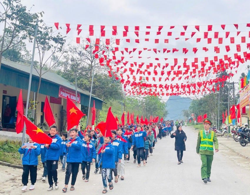 Các em học sinh trên địa bàn xã Tùng Vài tham gia diễu hành cổ động chào mừng ngày bầu cử. (Ảnh: Hoàng Chính)