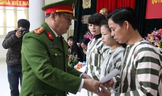 Đại tá Đỗ Đức Niên - Phó tổng cục trưởng Tổng cục Cảnh sát Thi hành án hình sự và Hỗ trợ Tư pháp, Bộ Công an trao quyết định đặc xá cho các phạm nhân ở trại tạm giam số 1.