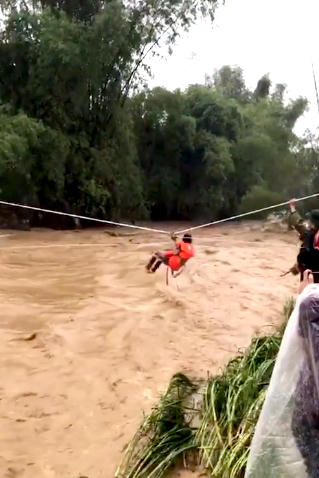 Các cán bộ, chiến sĩ không quản nguy hiểm, kịp thời giải cứu 31 người dân ra khỏi vùng lũ nguy hiểm.