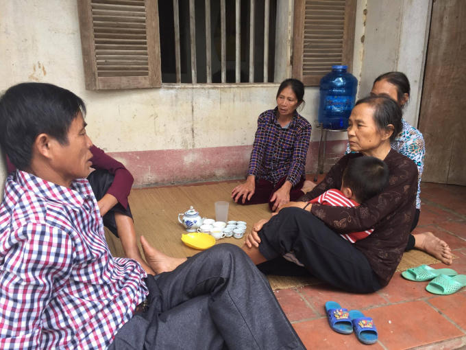 Bà con, họ hàng gia đình nhà ông Hàn Đức Long tới chia vui. Ảnh Duy Khương