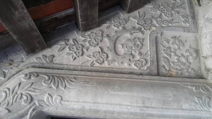 Dù được làm thủ công, chưa có sự can thiệp của máy móc nhưng những chiếc cột đá của ngôi nhà rất chắc chắn và phẳng đẹp. Hai đầu cột được chạm khắc hai bức tứ quý “Tùng, Trúc, Cúc, Mai” rất tinh xảo.