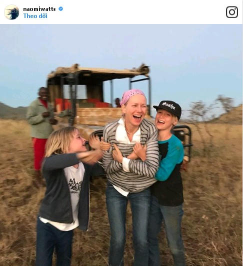 Phía sau màn ảnh, các ngôi sao Hollywood cũng có những giây phút vui vẻ giản dị bên gia đình như bao người bình thường khác. Trong ảnh chính là người đẹp của bom tấn “King Kong”- Naomi Watts và ngày sinh nhật không tiệc tùng linh đình nhưng vẫn tràn ngập niềm vui của mình.