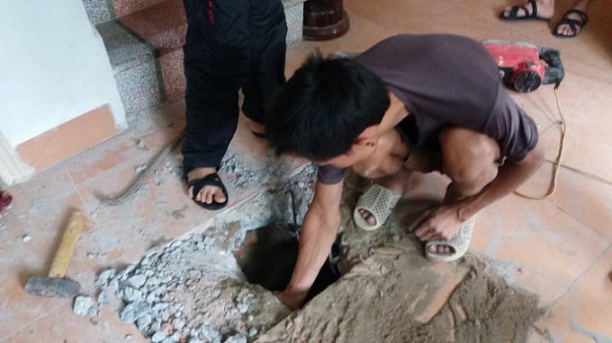 Người dân đào nền nhà để kiểm tra.