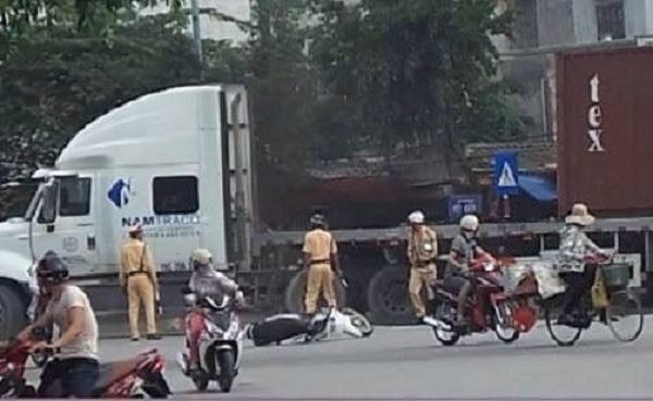 Lái xe lao vùn vụt như phim hành động trên đường khiến nhiều người hú vía.