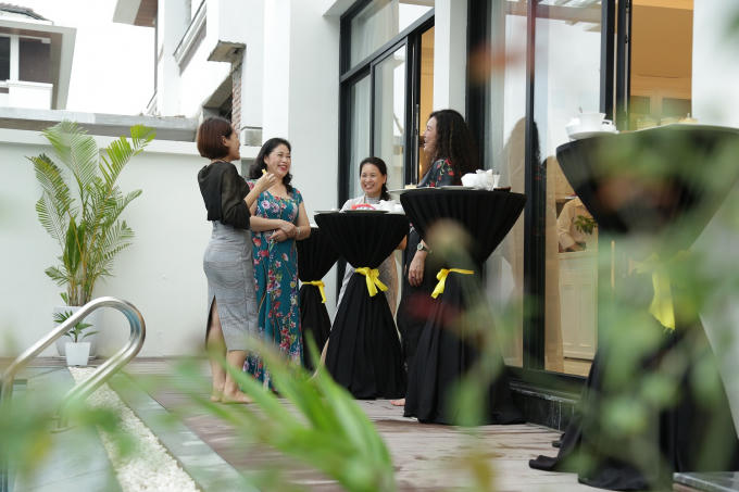 Khách mời dùng tiệc cocktail bên bể bơi