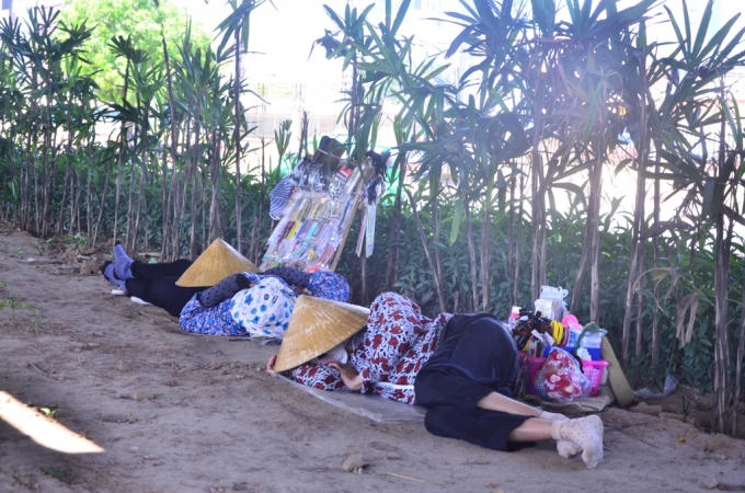 Giấc ngủ chưa vội vàng của người dân lao động...