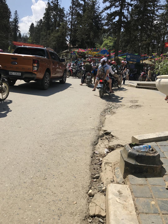 Một cột đèn đường bị gãy từ lâu. Các vỉa hè cạnh nhà dân thì mạnh ai nấy làm, mỗi nhà mỗi kiểu.