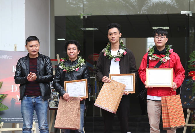 Đồng chí Nguyễn Nghĩa Dũng (Thư ký Tòa soạn Pháp luật Plus) trao giải Báo chí bình chọn cho các sinh viên.